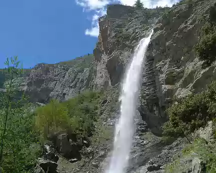 061 La magnifique cascade d'Aiglière, brumisateur naturel (voire douche) pour les passants.